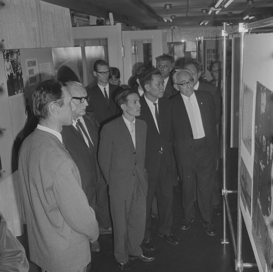Eröffnung Vietnam-Ausstellung in Friedrichstraße, 1966. SW-Foto © Kurt Schwarz. (Kurt Schwarz CC BY-NC-SA)