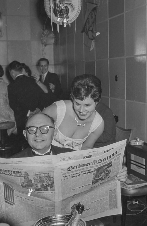 C.H. Dathe 'Berliner Zeitung' lesend, 1960. SW-Foto © Kurt Schwarz. (Kurt Schwarz CC BY-NC-SA)