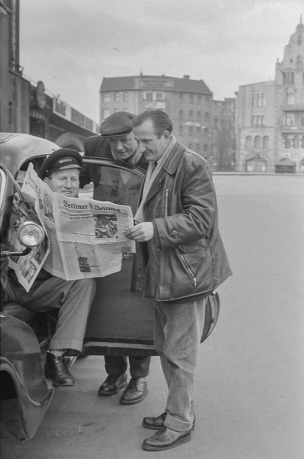 Drei Männer 'Berliner Zeitung' lesend, 1960. SW-Foto © Kurt Schwarz. (Kurt Schwarz CC BY-NC-SA)