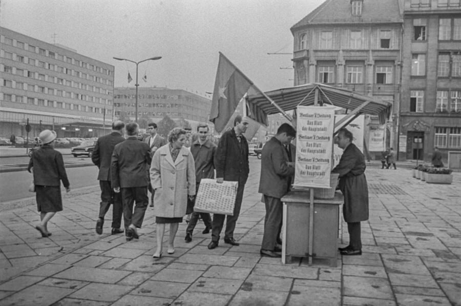 Stand der 'Berliner Zeitung', Spenden für Vietnam sammelnd, 1966. SW-Foto © Kurt Schwarz. (Kurt Schwarz CC BY-NC-SA)