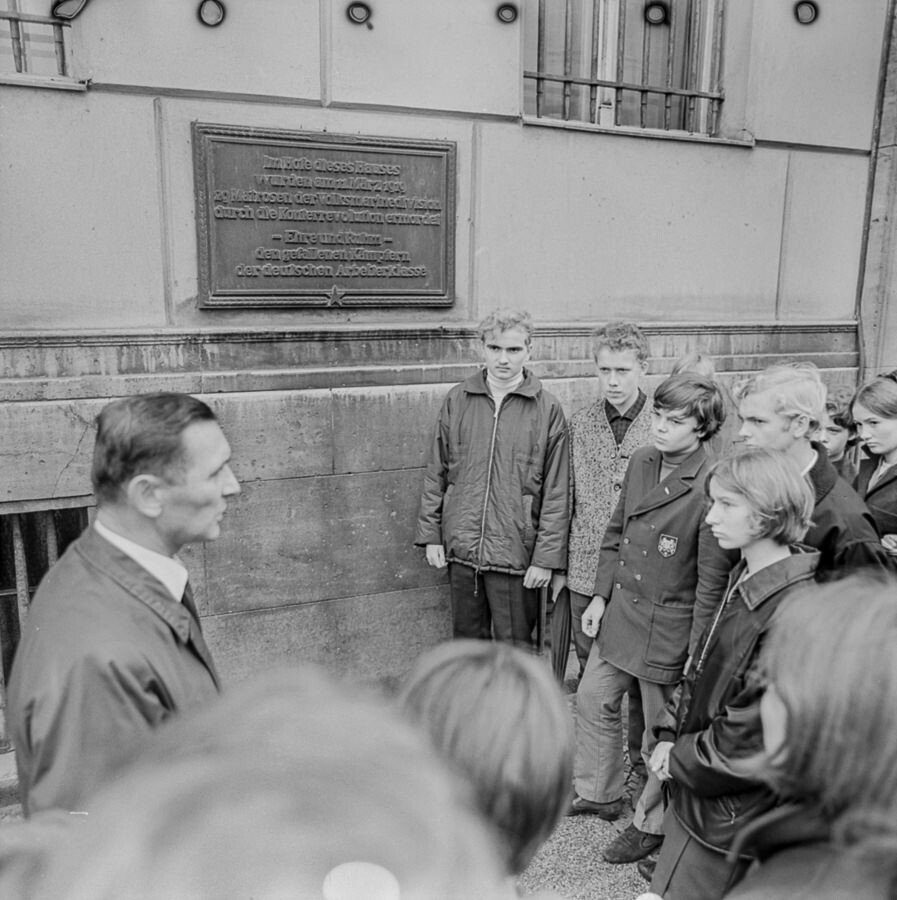 Schüler vor Gedenktafel, 1968. SW-Foto © Kurt Schwarz. (Kurt Schwarz CC BY-NC-SA)