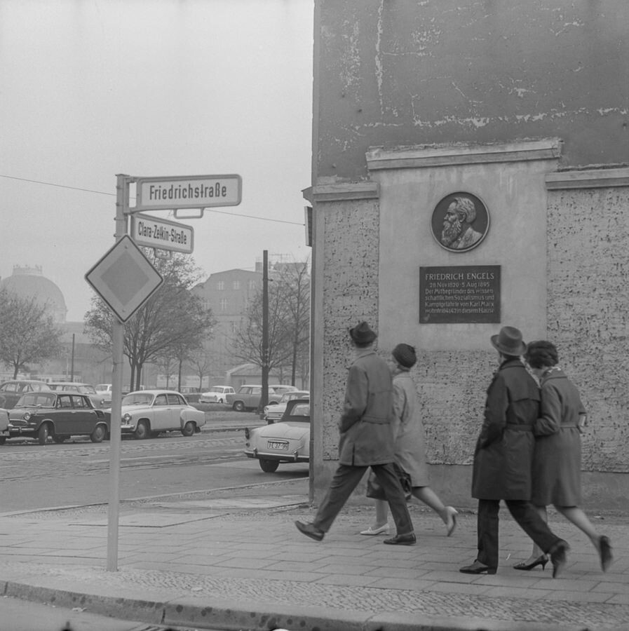 Gedenktafel für Friedrich Engels, 1968. SW-Foto © Kurt Schwarz. (Kurt Schwarz CC BY-NC-SA)