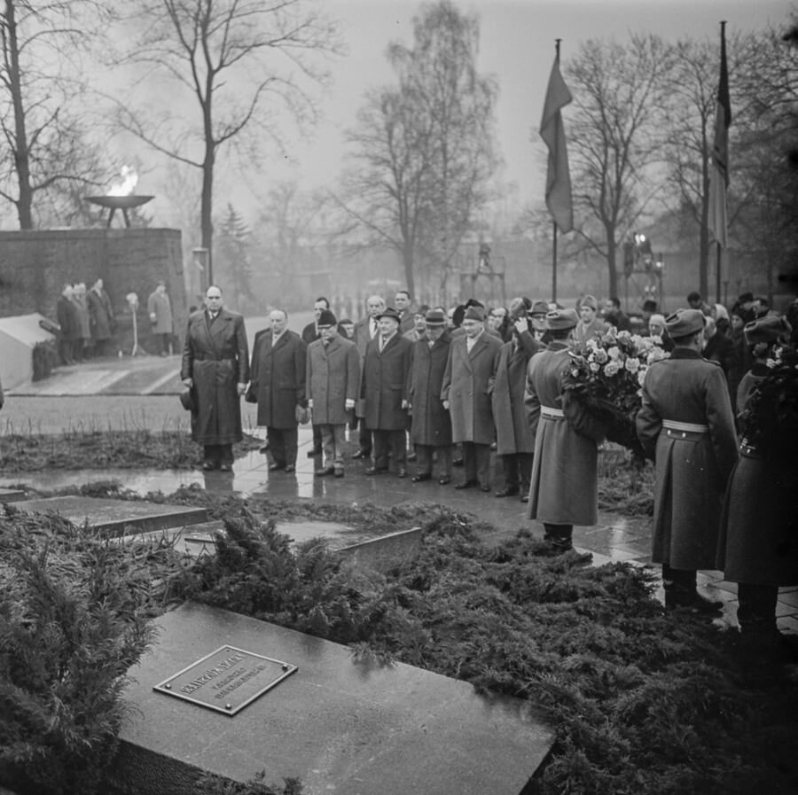 Kranzniederlegung auf 'Gedenkstätte der Sozialisten', 1967. SW-Foto © Kurt Schwarz. (Kurt Schwarz CC BY-NC-SA)