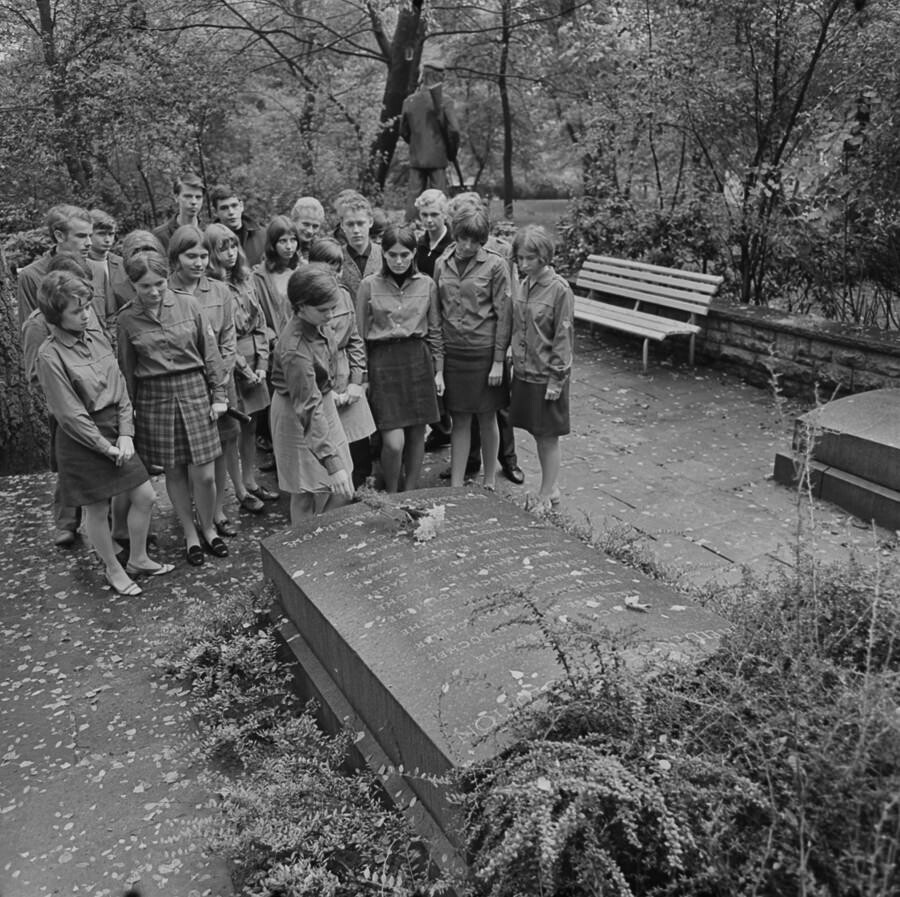 Jugendgruppe auf 'Friedhof der Märzgefallenen', 1968. SW-Foto © Kurt Schwarz. (Kurt Schwarz CC BY-NC-SA)
