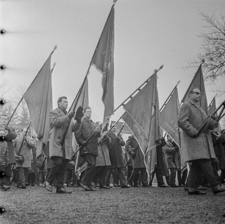 Liebknecht-Luxemburg-Demonstration 1967. SW-Foto © Kurt Schwarz. (Kurt Schwarz CC BY-NC-SA)