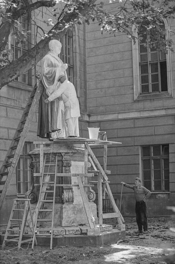 Restaurierungsarbeiten am Helmholtz-Denkmal, 1968. SW-Foto © Kurt Schwarz. (Kurt Schwarz CC BY-NC-SA)