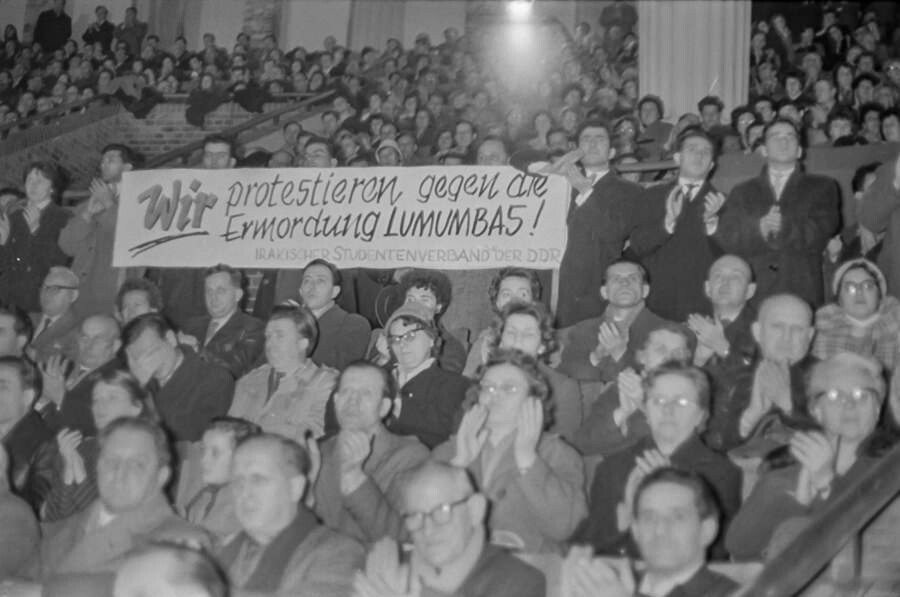 Protestversammlung gegen Ermordung Lumumbas, 1961. SW-Foto © Kurt Schwarz. (Kurt Schwarz CC BY-NC-SA)