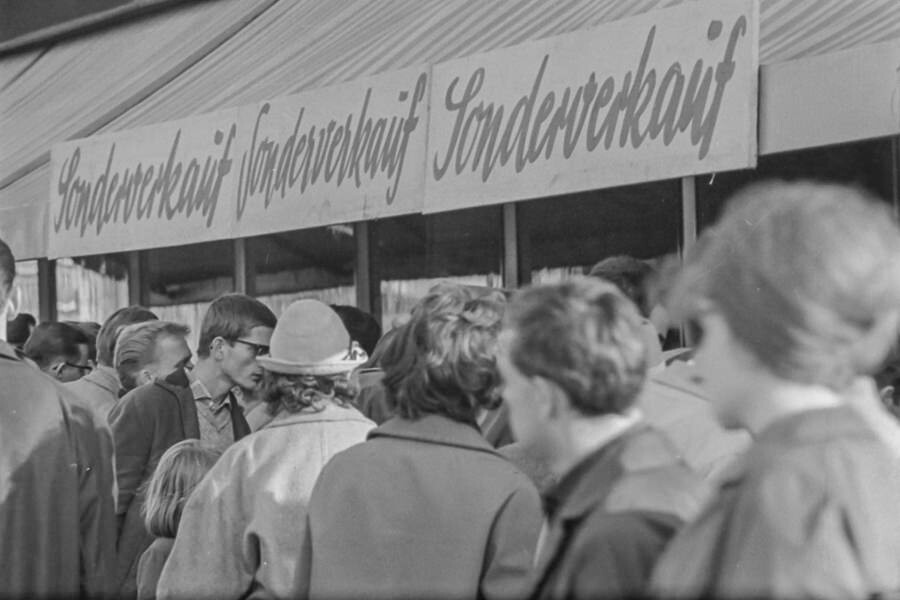 Bücher-Sonderverkauf am Alexanderplatz, 1965. SW-Foto © Kurt Schwarz. (Kurt Schwarz CC BY-NC-SA)