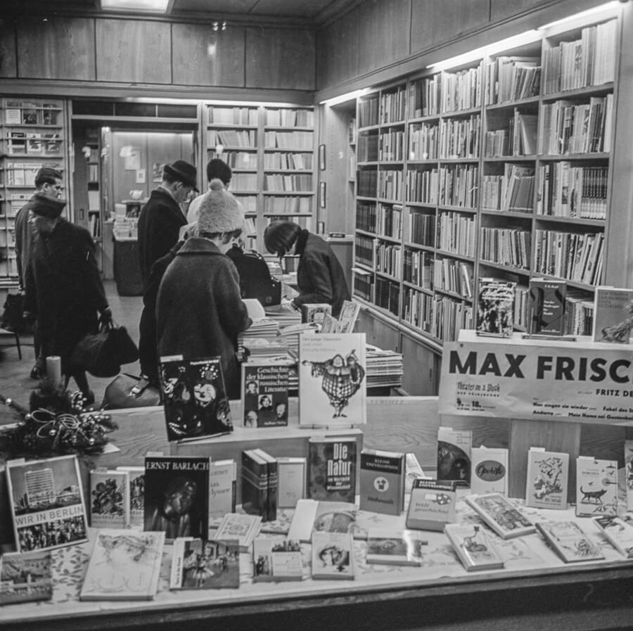 Buchladen, Vorweihnachtszeit 1962. SW-Foto © Kurt Schwarz. (Kurt Schwarz CC BY-NC-SA)