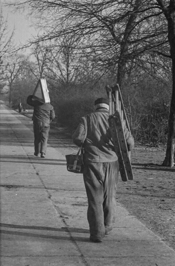 Arbeiter im Park mit Schild und Leiter, 1960er Jahre. SW-Foto © Kurt Schwarz. (Kurt Schwarz CC BY-NC-SA)