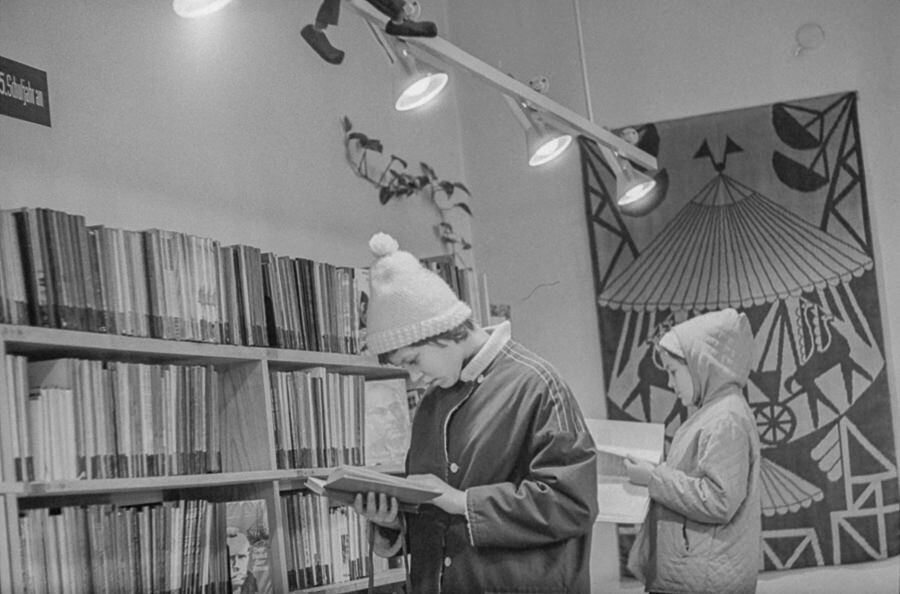 Schulbuchabteilung in der Bertolt-Brecht-Bibliothek, 1967. SW-Foto © Kurt Schwarz. (Kurt Schwarz CC BY-NC-SA)