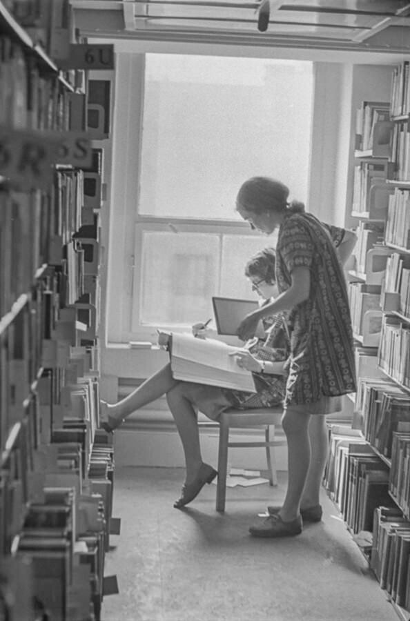 Zwei Bibliothekarinnen bei der Revision, 1968. SW-Foto © Kurt Schwarz. (Kurt Schwarz CC BY-NC-SA)