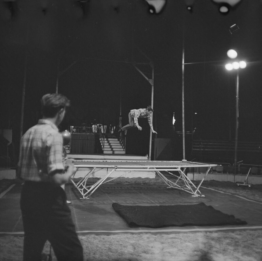 Trampolin-Artisten, Zirkus Olympia, 1963 . SW-Foto © Kurt Schwarz. (Kurt Schwarz CC BY-NC-SA)