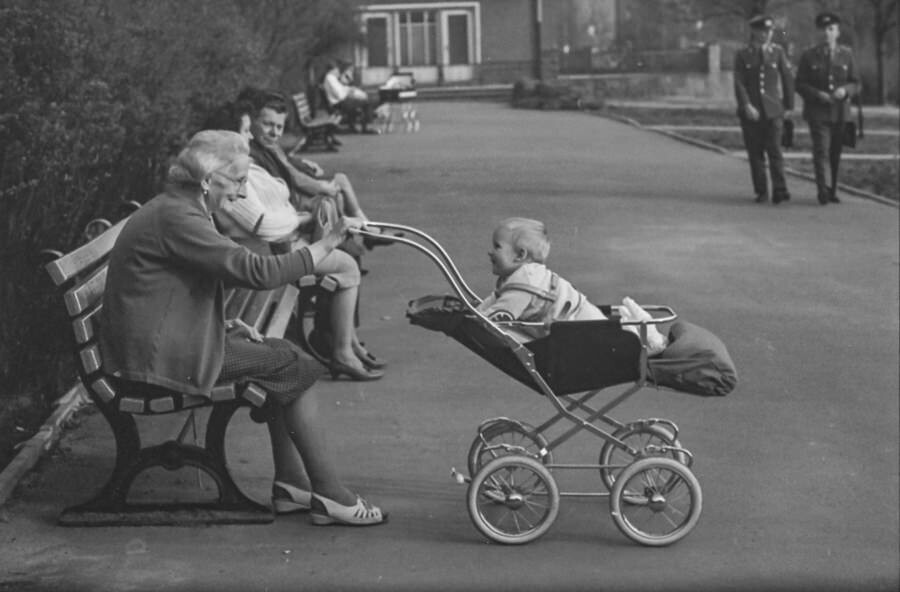 Ältere Frau mit Enkelkind, 1960er Jahre. SW-Foto © Kurt Schwarz. (Kurt Schwarz CC BY-NC-SA)