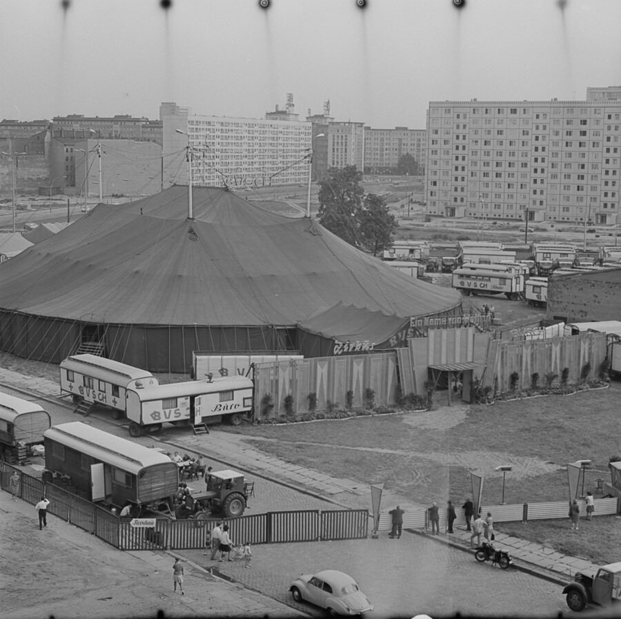 Zirkus Busch vor Werner-Seelenbinder-Halle, 1965. SW-Foto © Kurt Schwarz. (Kurt Schwarz CC BY-NC-SA)