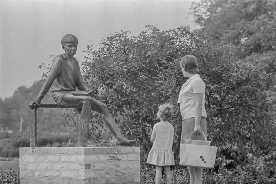 Frau und Kind vor Skulptur, Treptower Park, 1965. SW-Foto © Kurt Schwarz. (Kurt Schwarz CC BY-NC-SA)