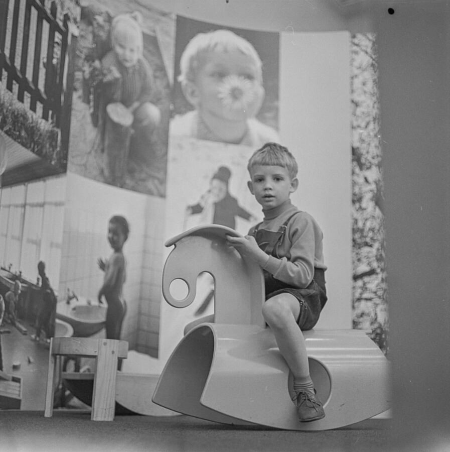 Kind auf Schaukelpferd in Ausstellung, 1968. SW-Foto © Kurt Schwarz. (Kurt Schwarz CC BY-NC-SA)