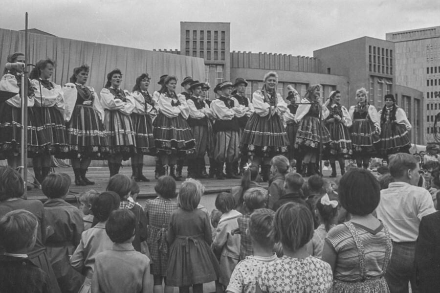 Lowicze-Ensemble beim ND-Pressefest, 1960. SW-Foto © Kurt Schwarz. (Kurt Schwarz CC BY-NC-SA)