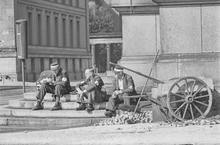 Straßenbauarbeiter machen Pause, 1960er Jahre. SW-Foto © Kurt Schwarz. (Kurt Schwarz CC BY-NC-SA)