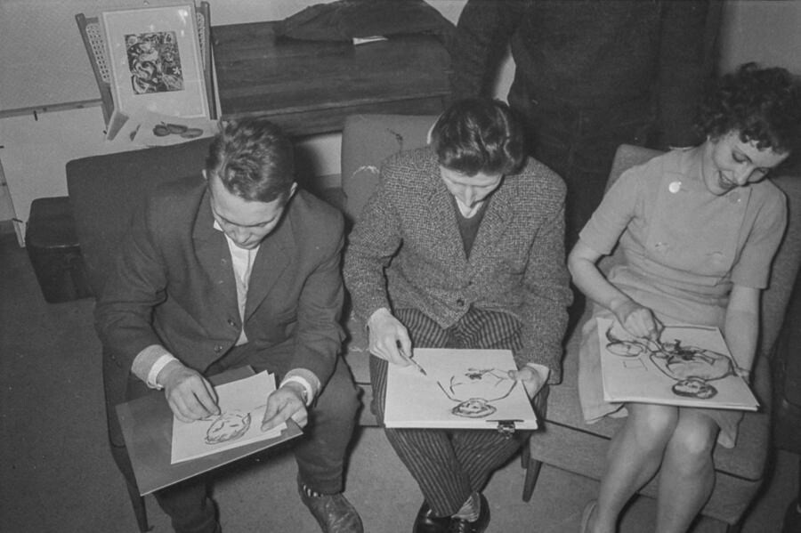 Zeichenzirkel beim Zeichnen nach Modell, 1962. SW-Foto © Kurt Schwarz. (Kurt Schwarz CC BY-NC-SA)