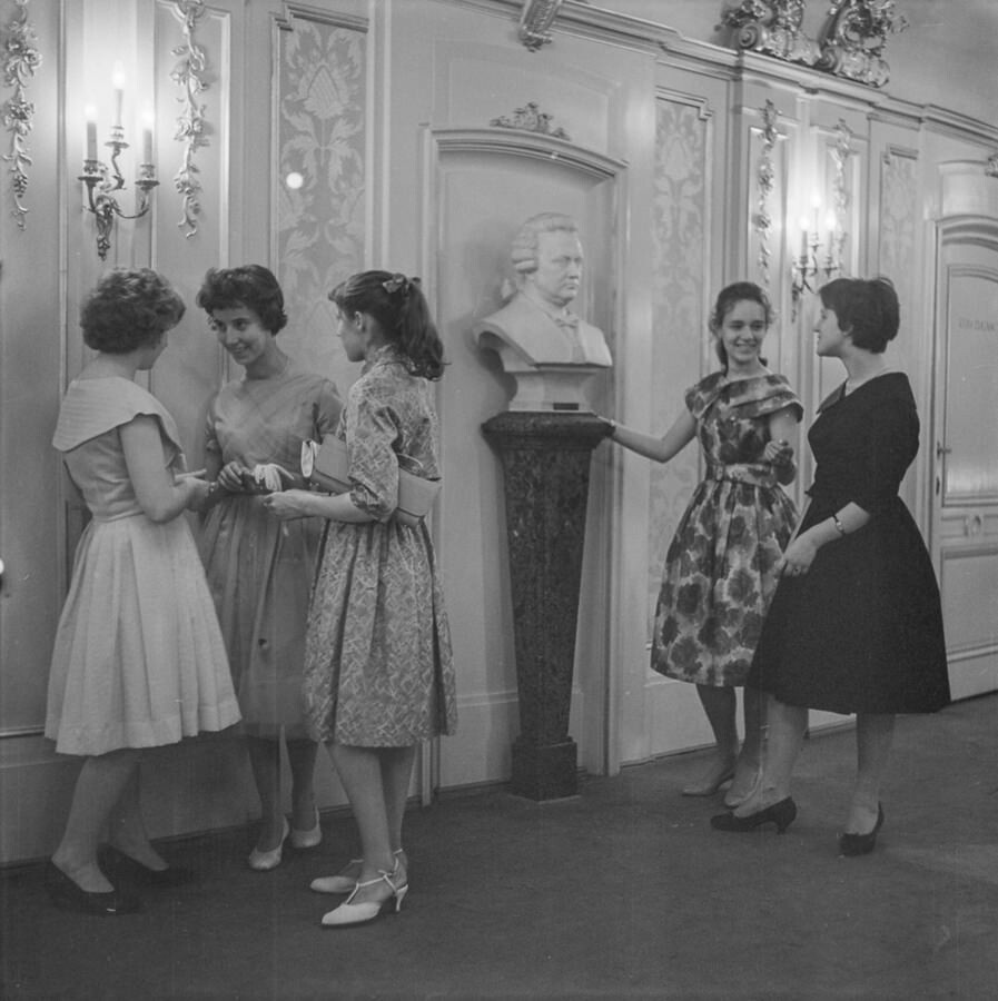 Junge Frauen in Staatsoper, 1960er Jahre. SW-Foto © Kurt Schwarz. (Kurt Schwarz CC BY-NC-SA)
