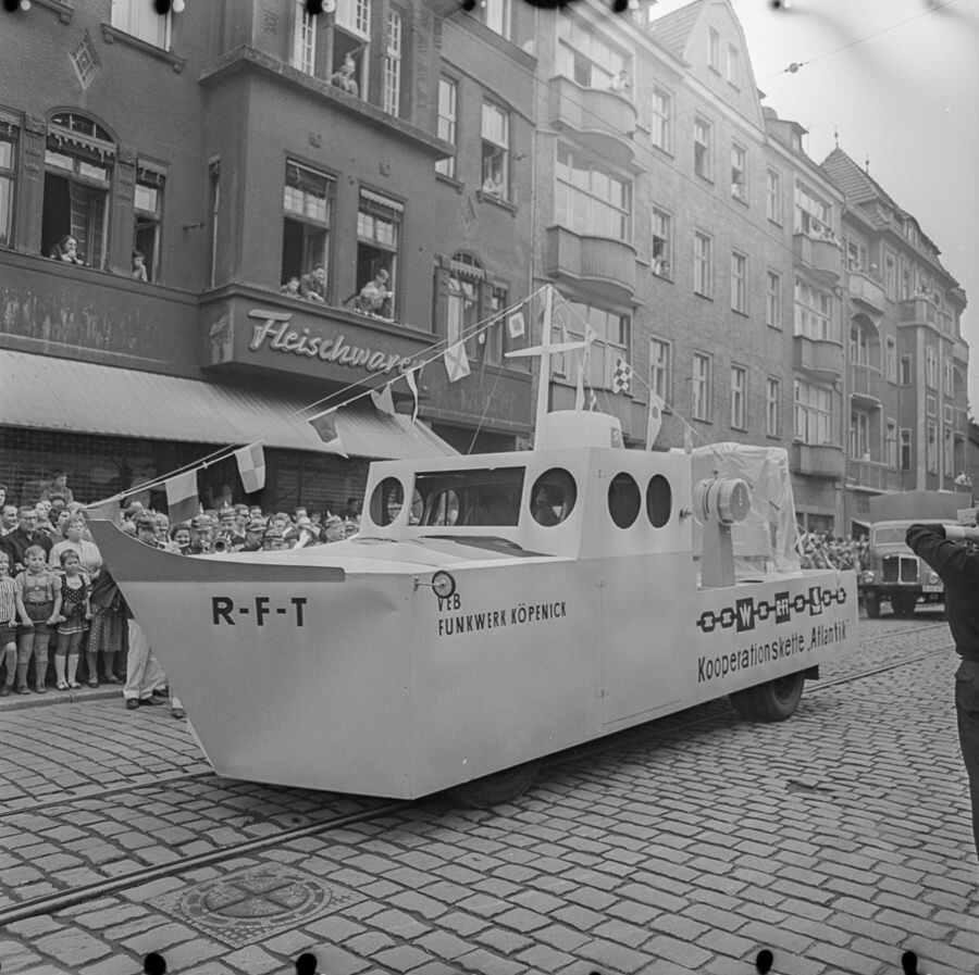 Umzugswagen des 'Funkwerks Köpenick', 1967. SW-Foto © Kurt Schwarz. (Kurt Schwarz CC BY-NC-SA)