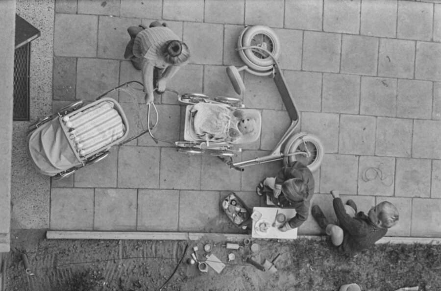 Spielende Kinder mit Puppenwagen, 1960er Jahre. SW-Foto © Kurt Schwarz. (Kurt Schwarz CC BY-NC-SA)