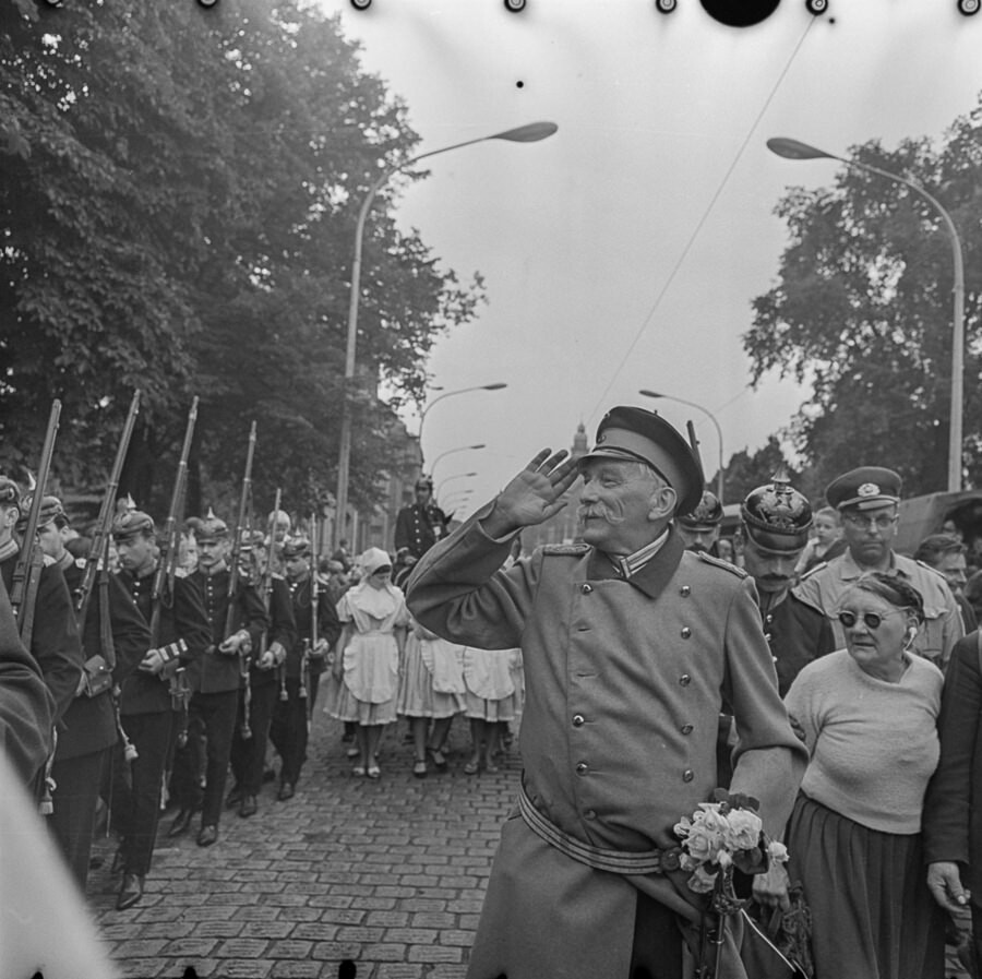 Hauptmann von Köpenick' beim Festumzug, 1967. SW-Foto © Kurt Schwarz. (Kurt Schwarz CC BY-NC-SA)
