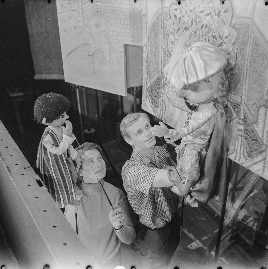 Puppenspieler, Puppentheater Pankow, 1968. SW-Foto © Kurt Schwarz. (Kurt Schwarz CC BY-NC-SA)
