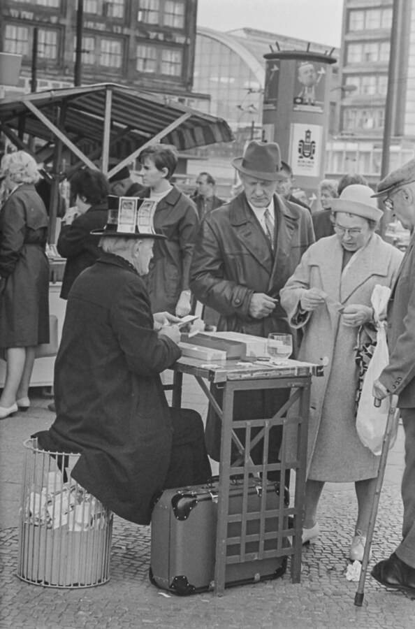 Losverkäufer am Alexanderplatz, 1960er Jahre. SW-Foto © Kurt Schwarz. (Kurt Schwarz CC BY-NC-SA)