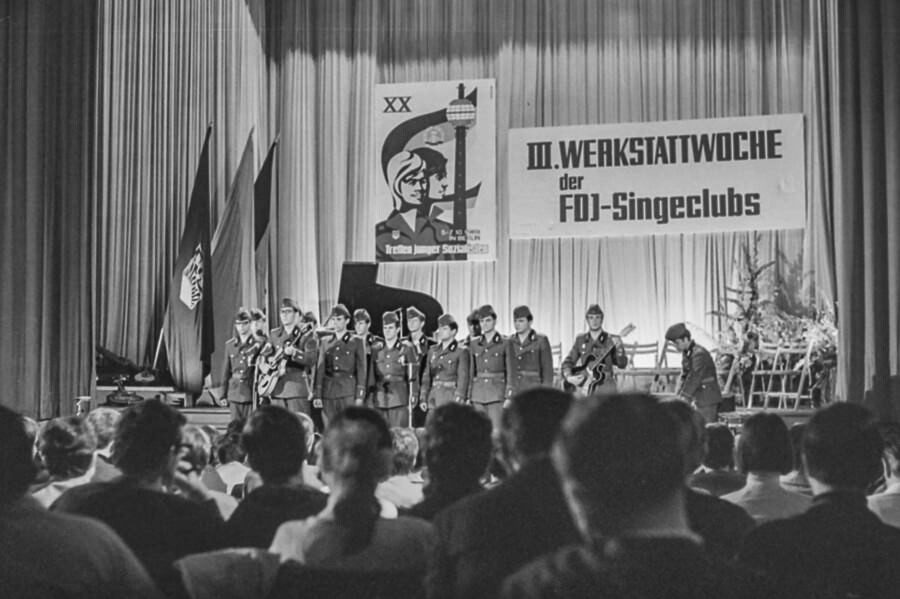 Chor in Uniform, 1974. SW-Foto © Kurt Schwarz. (Kurt Schwarz CC BY-NC-SA)