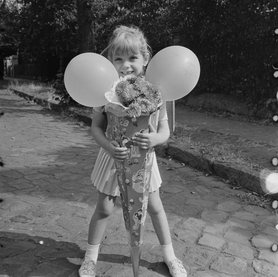 Mädchen mit Schultüte, Anfang 1970er Jahre. SW-Foto © Kurt Schwarz. (Kurt Schwarz CC BY-NC-SA)
