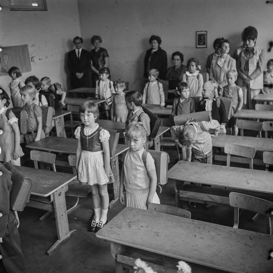 Schulklasse im Klassenzimmer bei Einschulung, Anfang 1970er Jahre. SW-Foto © Kurt Schwarz. (Kurt Schwarz CC BY-NC-SA)