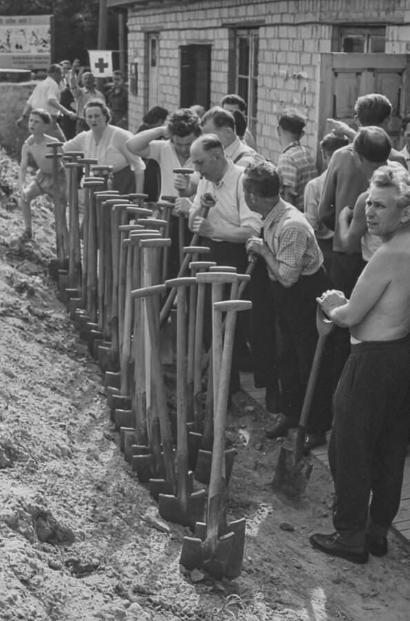 NAW-Arbeitseinsatz von Männern, 1960. SW-Foto © Kurt Schwarz. (Kurt Schwarz CC BY-NC-SA)