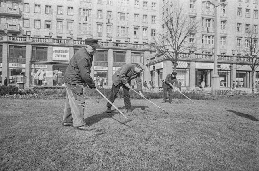 Reinigungsarbeiten in Grünanlagen, 1970. SW-Foto © Kurt Schwarz. (Kurt Schwarz CC BY-NC-SA)