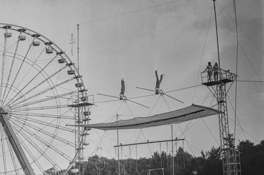 "Luftkometen" im Kulturpark, 1970. SW-Foto © Kurt Schwarz. (Kurt Schwarz CC BY-NC-SA)