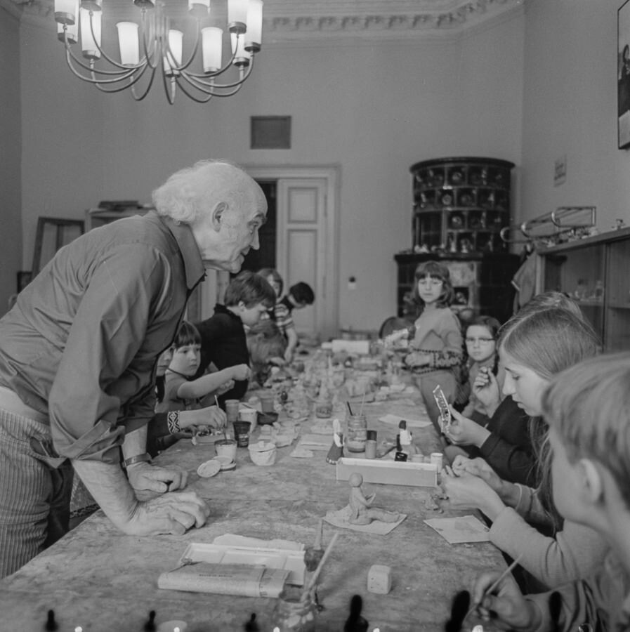 Kinder und ein Künstler beim Modellieren mit Ton, 1974. SW-Foto © Kurt Schwarz. (Kurt Schwarz CC BY-NC-SA)