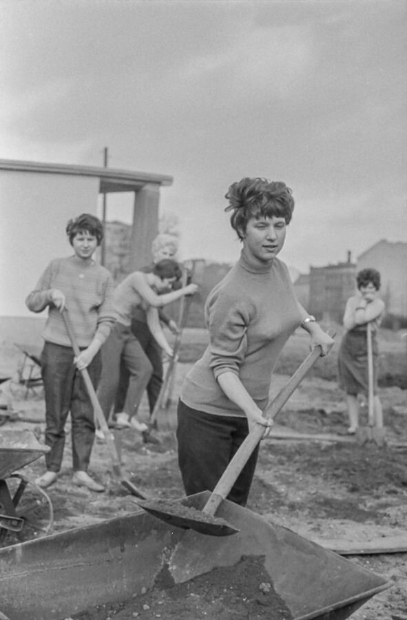 Frauen bei NAW-Arbeitseinsatz, 1960. SW-Foto © Kurt Schwarz. (Kurt Schwarz CC BY-NC-SA)