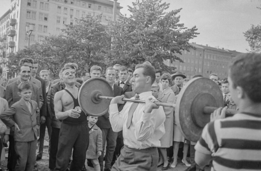 Gewichthebender Mann, 1960er Jahre. SW-Foto © Kurt Schwarz. (Kurt Schwarz CC BY-NC-SA)