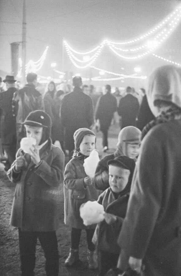Kinder mit Zuckerwatte auf Weihnachtsmarkt, 1965. SW-Foto © Kurt Schwarz. (Kurt Schwarz CC BY-NC-SA)