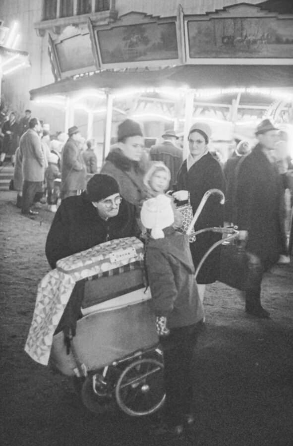 Leierkastenmann auf Weihnachtsmarkt, 1965. SW-Foto © Kurt Schwarz. (Kurt Schwarz CC BY-NC-SA)