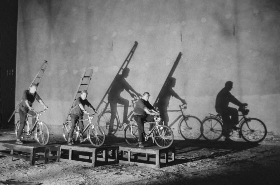 Schatten von Radfahrern, 1960er Jahre. SW-Foto © Kurt Schwarz. (Kurt Schwarz CC BY-NC-SA)