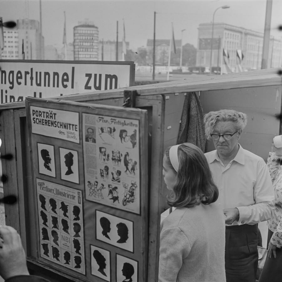 Scherenschnittschneider am Alexanderplatz, Mitte 1960er Jahre. SW-Foto © Kurt Schwarz. (Kurt Schwarz CC BY-NC-SA)