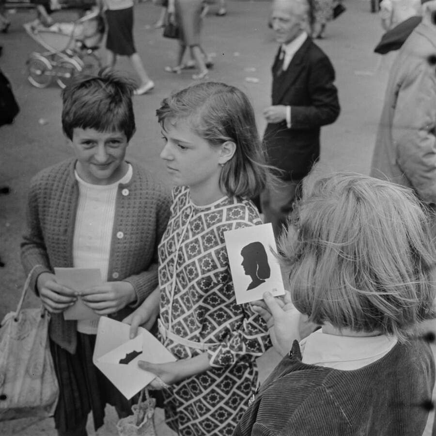 Kunden eines Scherenschnittschneiders am Alexanderplatz, Mitte 1960er Jahre. SW-Foto © Kurt Schwarz. (Kurt Schwarz CC BY-NC-SA)