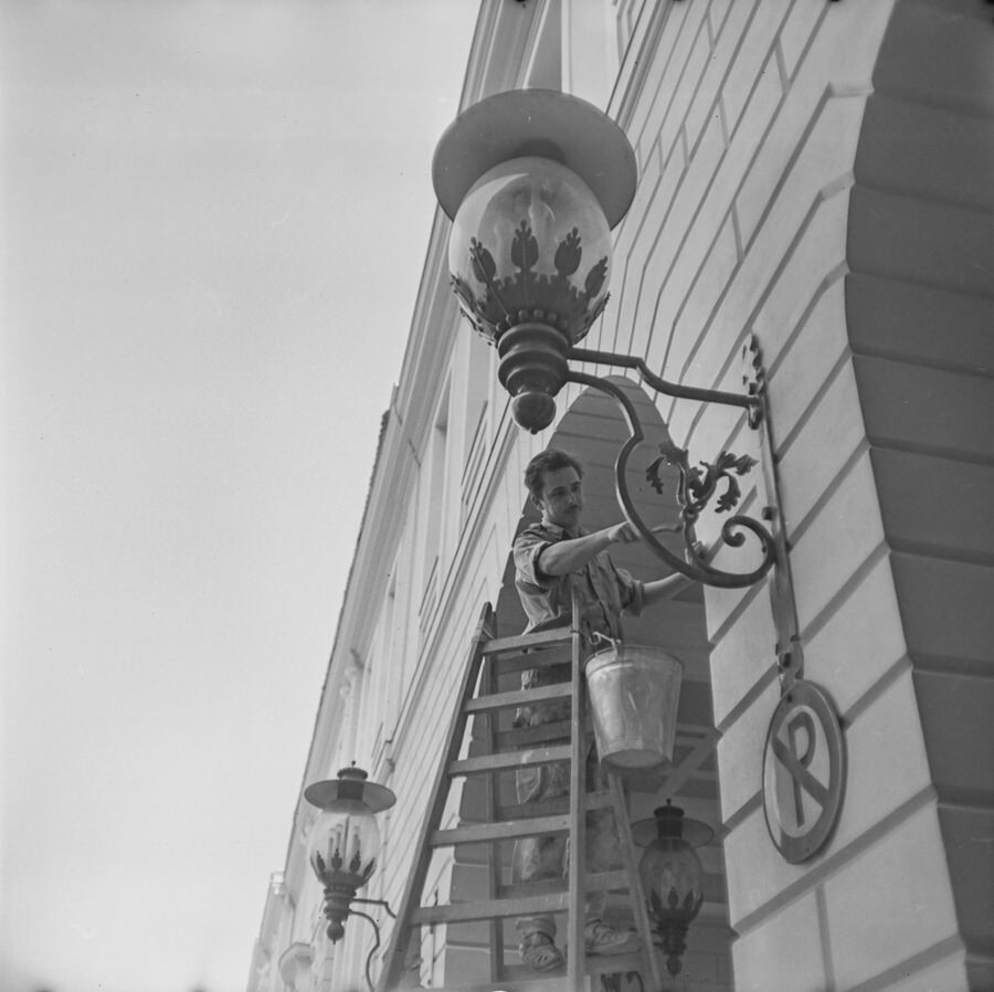 Lampenputzer in Aktion, 1963. SW-Foto © Kurt Schwarz. (Kurt Schwarz CC BY-NC-SA)