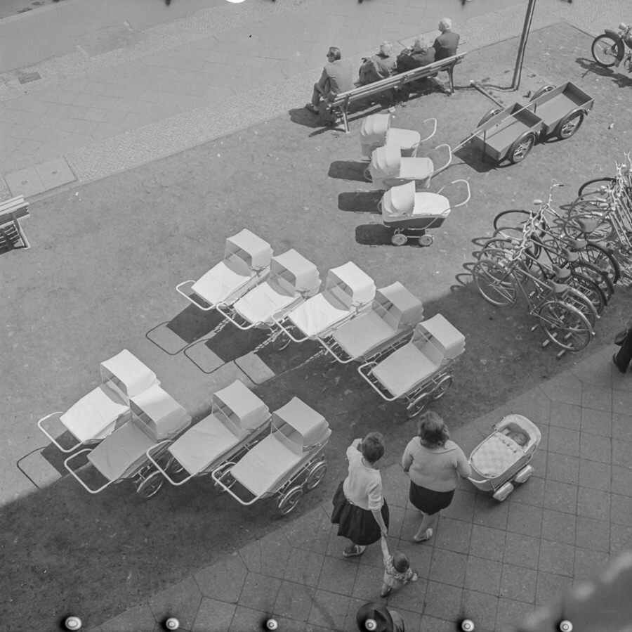 Aufstellung von Kinderwagen vor einem Geschäft, 1960er Jahre. SW-Foto © Kurt Schwarz. (Kurt Schwarz CC BY-NC-SA)