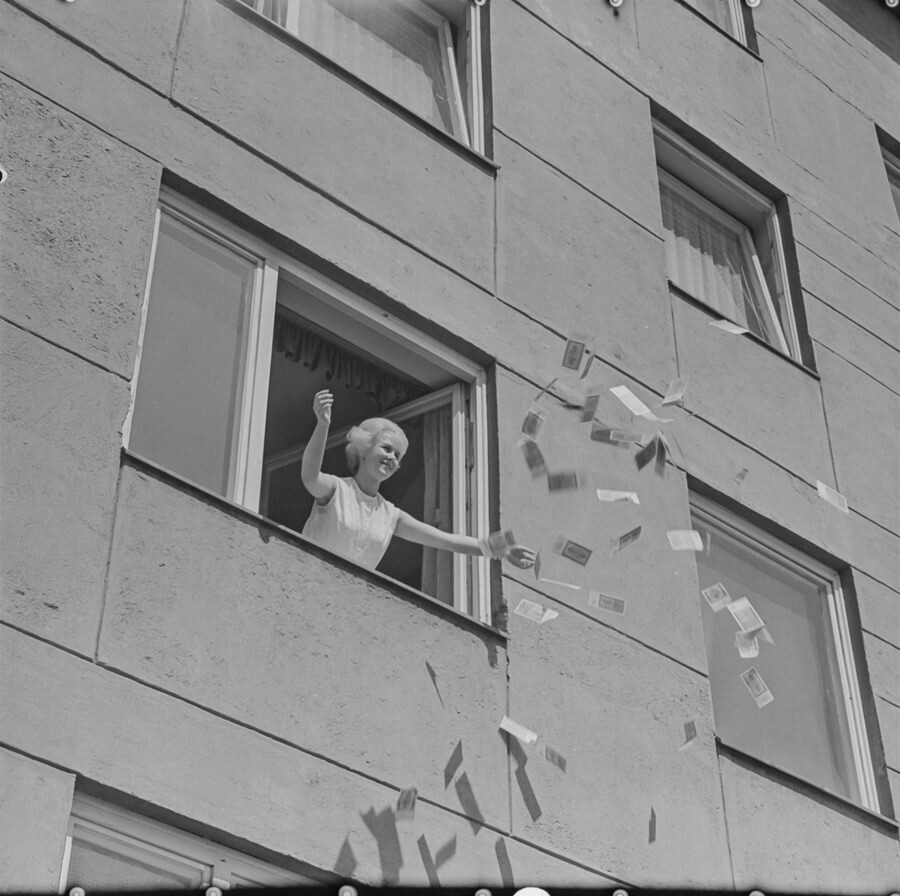 Frau wirft Geld aus dem Fenster, 1960er Jahre. SW-Foto © Kurt Schwarz. (Kurt Schwarz CC BY-NC-SA)