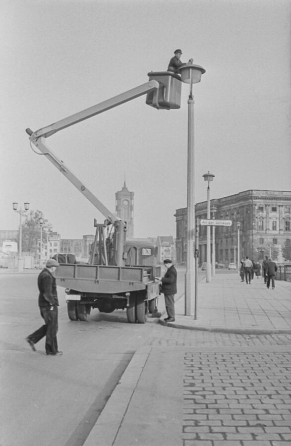 Lampenputzer bei der Arbeit, 1960. SW-Foto © Kurt Schwarz. (Kurt Schwarz CC BY-NC-SA)