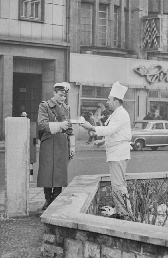 Verkehrspolizist wird vom Koch bedient, 1960. SW-Foto © Kurt Schwarz. (Kurt Schwarz CC BY-NC-SA)
