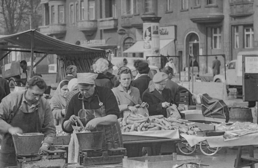 Gemüsestand auf dem Markt in Pankow, 1960. SW-Foto © Kurt Schwarz. (Kurt Schwarz CC BY-NC-SA)